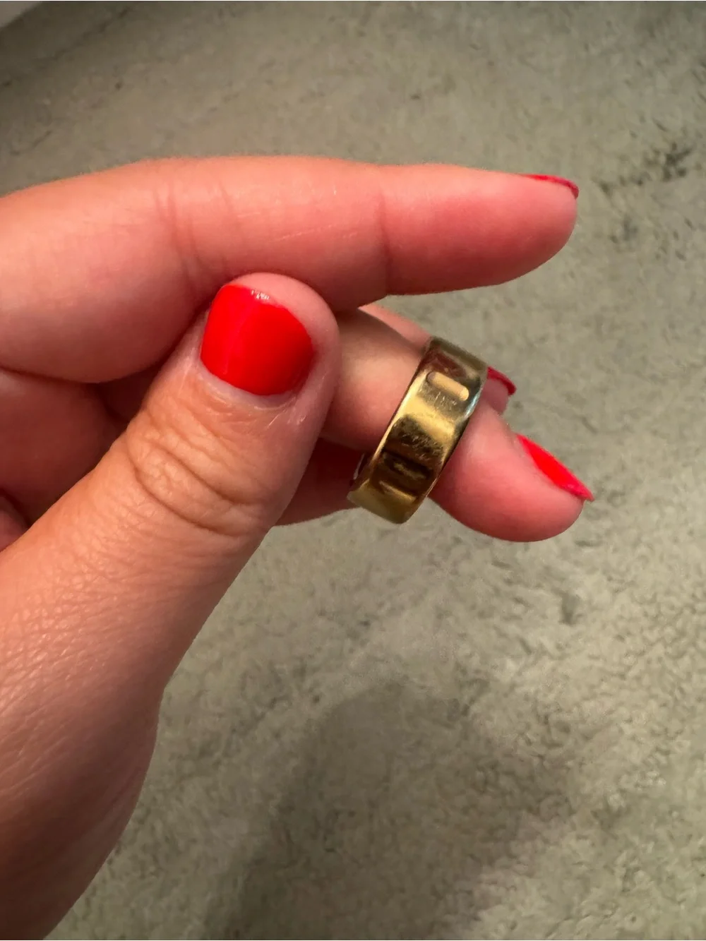 Oura Ring 4 - Gold Size 8